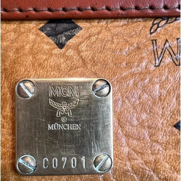 MCM VICETOS LEATHER CLUTCH - Picture 16 of 16